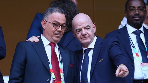 Fouzi Lekjaa conversa con Gianni Infantino en Monterrey, M&eacute;xico, durante el pasado Mundial