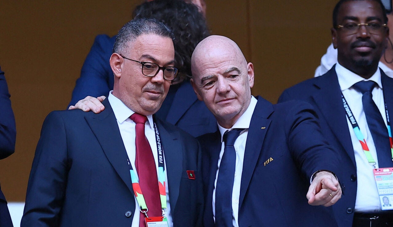 Fouzi Lekjaa conversa con Gianni Infantino en Monterrey, M&eacute;xico, durante el pasado Mundial