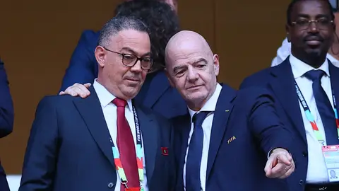 Fouzi Lekjaa conversa con Gianni Infantino en Monterrey, México, durante el pasado Mundial Fouzi Lekjaa conversa con Gianni Infantino en Monterrey, México, durante el pasado Mundial