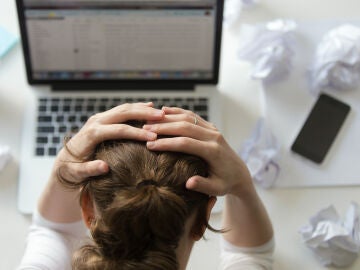 Mujer estresada en el trabajo