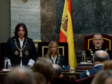 El rey Felipe VI, la presidenta del Tribunal Supremo y del Consejo General del Poder Judicial, Isabel Perell&oacute; y la fiscal general del Estado, Teresa Peramato, durante el acto de apertura del A&ntilde;o Judicial, en el Tribunal Supremo