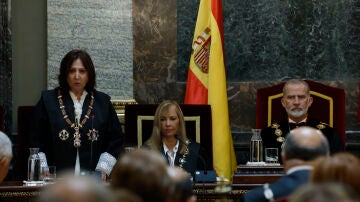 El rey Felipe VI, la presidenta del Tribunal Supremo y del Consejo General del Poder Judicial, Isabel Perell&oacute; y la fiscal general del Estado, Teresa Peramato, durante el acto de apertura del A&ntilde;o Judicial, en el Tribunal Supremo