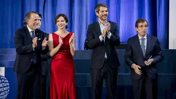 El presidente del grupo Atresmedia, José Crehueras, junto a Isabel Díaz Ayuso, Ernest Urtasun y José Luis Martínez-Almeida El presidente del grupo Atresmedia, José Crehueras, junto a Isabel Díaz Ayuso, Ernest Urtasun y José Luis Martínez-Almeida