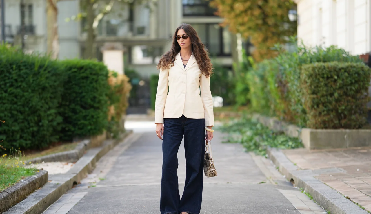Look con vaqueros oscuros