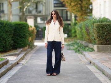 Look con vaqueros oscuros