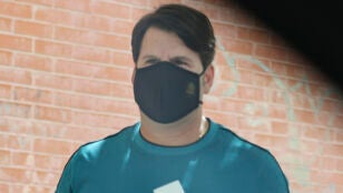 Lucas Gonz&aacute;lez, exmiembro del d&uacute;o Andy y Lucas, con mascarilla tras su operaci&oacute;n de nariz