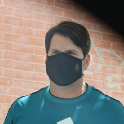 Lucas Gonz&aacute;lez, exmiembro del d&uacute;o Andy y Lucas, con mascarilla tras su operaci&oacute;n de nariz