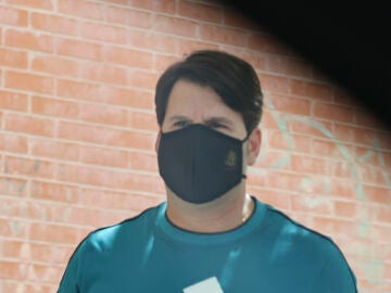 Lucas Gonz&aacute;lez, exmiembro del d&uacute;o Andy y Lucas, con mascarilla tras su operaci&oacute;n de nariz