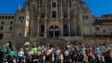 El grupo CompostELA, junto a la catedral de Santiago