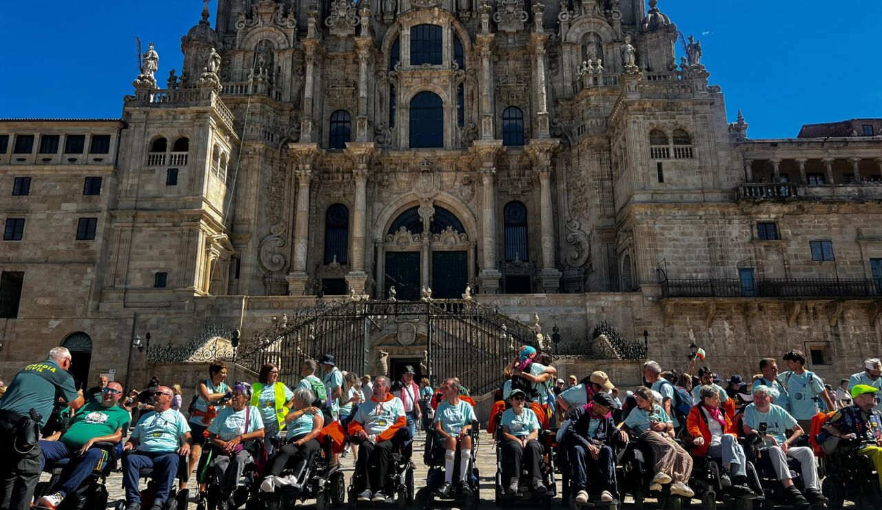 El grupo CompostELA, junto a la catedral de Santiago