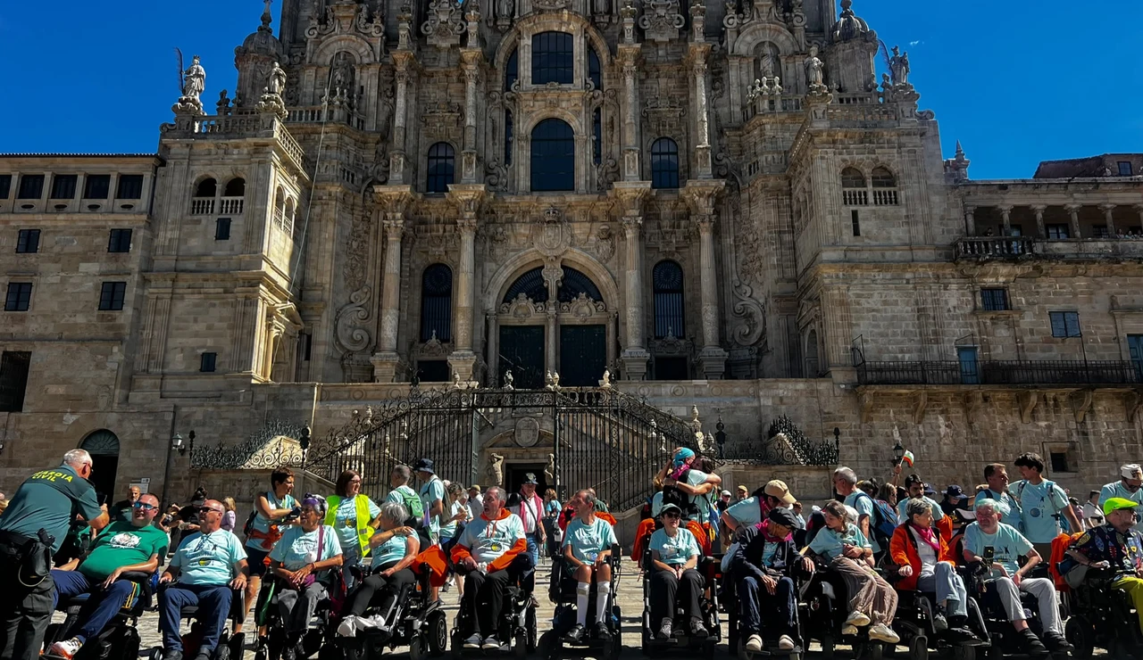 El grupo CompostELA, junto a la catedral de Santiago