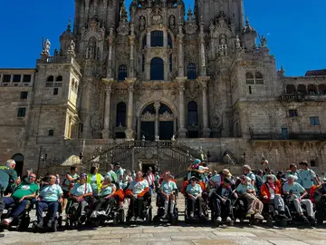 El grupo CompostELA, junto a la catedral de Santiago El grupo CompostELA, junto a la catedral de Santiago