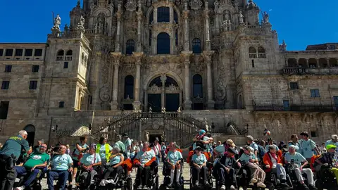 El grupo CompostELA, junto a la catedral de Santiago El grupo CompostELA, junto a la catedral de Santiago