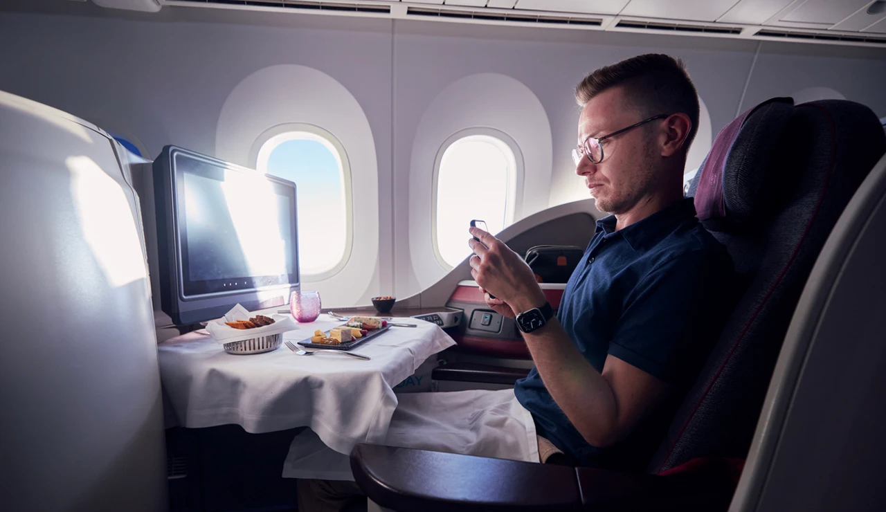 Pasajero de un avión con el móvil