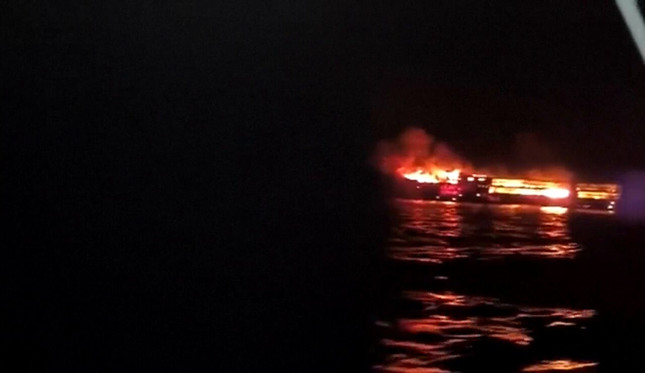 Barco de pasajeros incendiado en Filipinas