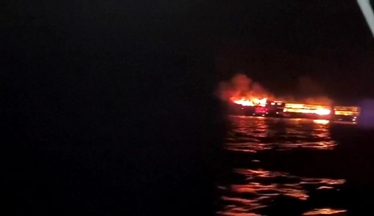 Barco de pasajeros incendiado en Filipinas