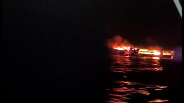 Barco de pasajeros incendiado en Filipinas