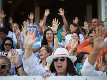 M&eacute;dicos protestando por el Estatuto Marco frente al Hospital Ram&oacute;n y Cajal en Madrid