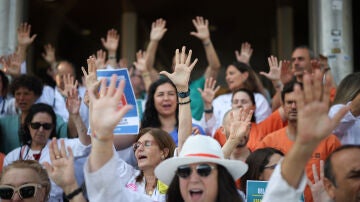 M&eacute;dicos protestando por el Estatuto Marco frente al Hospital Ram&oacute;n y Cajal en Madrid
