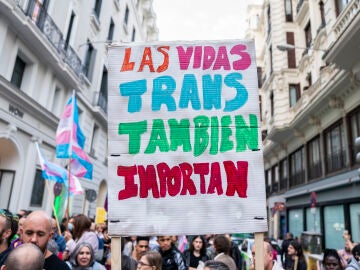 Una pancarta en una manifestaci&oacute;n en contra del atraso del PSOE en la tramitaci&oacute;n de la Ley Trans, a 22 de octubre de 2022