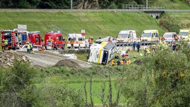 Al menos 5 muertos en el accidente de un autobús turístico con 49 personas en Suiza