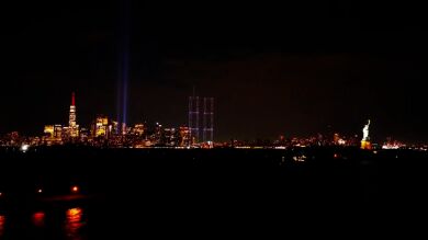Varios drones recrean las Torres Gemelas por el 25° aniversario del 11 de septiembre