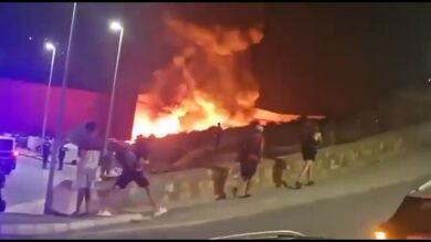 Calcinadas 42 chabolas de migrantes en Ceuta por un incendio en el polígono del Tarajal 