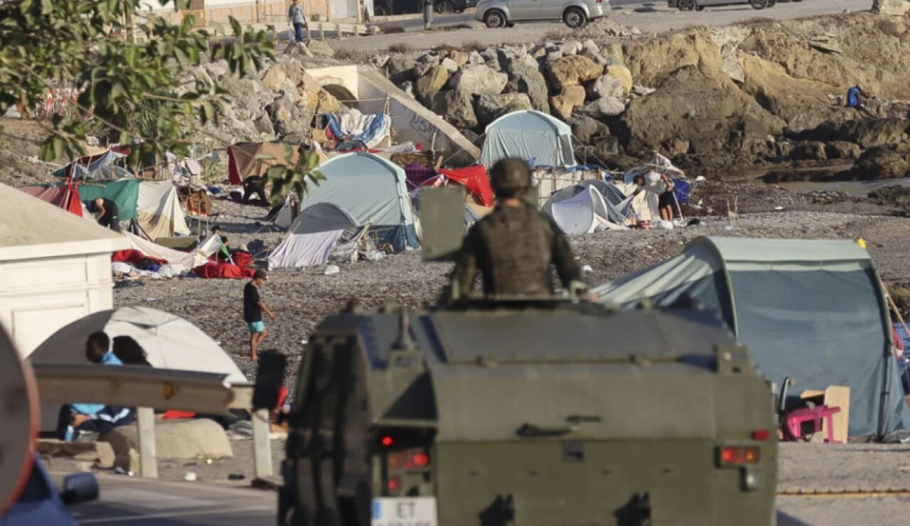 Un veh&iacute;culo militar patrulla por la playa del Trampol&iacute;n de Ceuta en labores preventivas