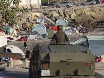 Un veh&iacute;culo militar patrulla por la playa del Trampol&iacute;n de Ceuta en labores preventivas