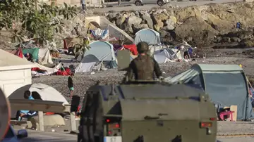 Un vehículo militar patrulla por la playa del Trampolín de Ceuta en labores preventivas Un vehículo militar patrulla por la playa del Trampolín de Ceuta en labores preventivas