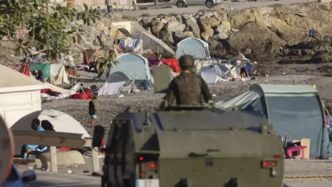 Un vehículo militar patrulla por la playa del Trampolín de Ceuta en labores preventivas Un vehículo militar patrulla por la playa del Trampolín de Ceuta en labores preventivas