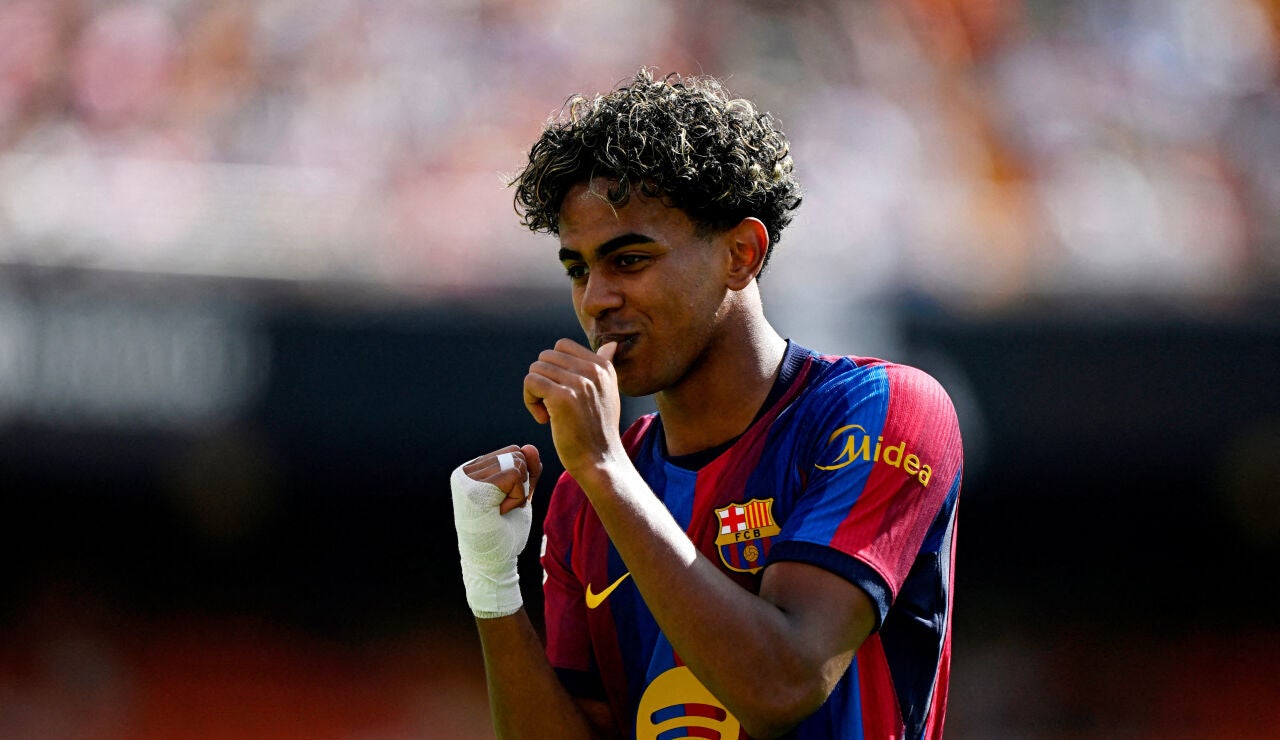 Lamine Yamal celebra un gol ante el Valencia en Mestalla