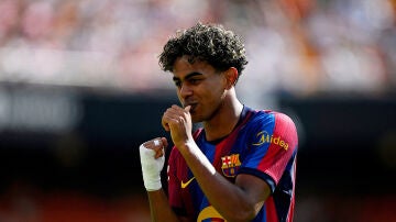 Lamine Yamal celebra un gol ante el Valencia en Mestalla