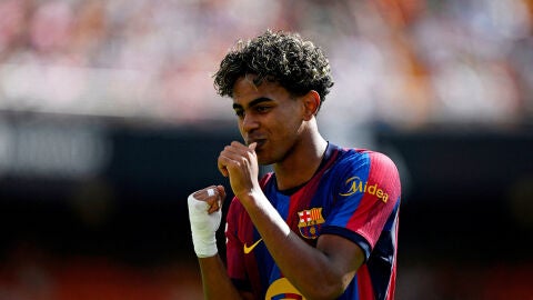 Lamine Yamal celebra un gol ante el Valencia en Mestalla
