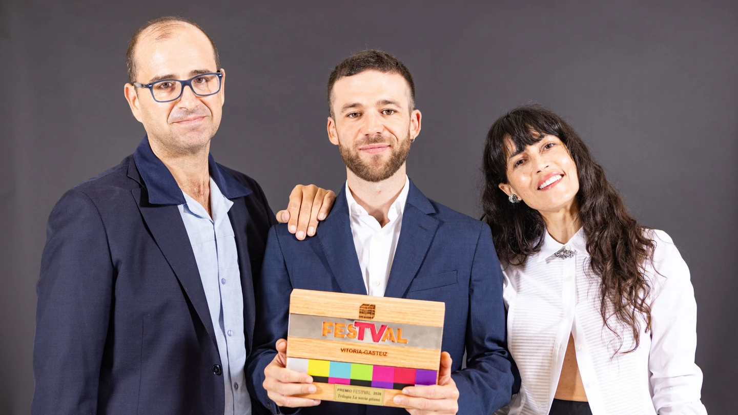 Paco Cabezas, Ignacio Montes y Nerea Barros con el premio FesTVal 2026 Paco Cabezas, Ignacio Montes y Nerea Barros con el premio FesTVal 2026