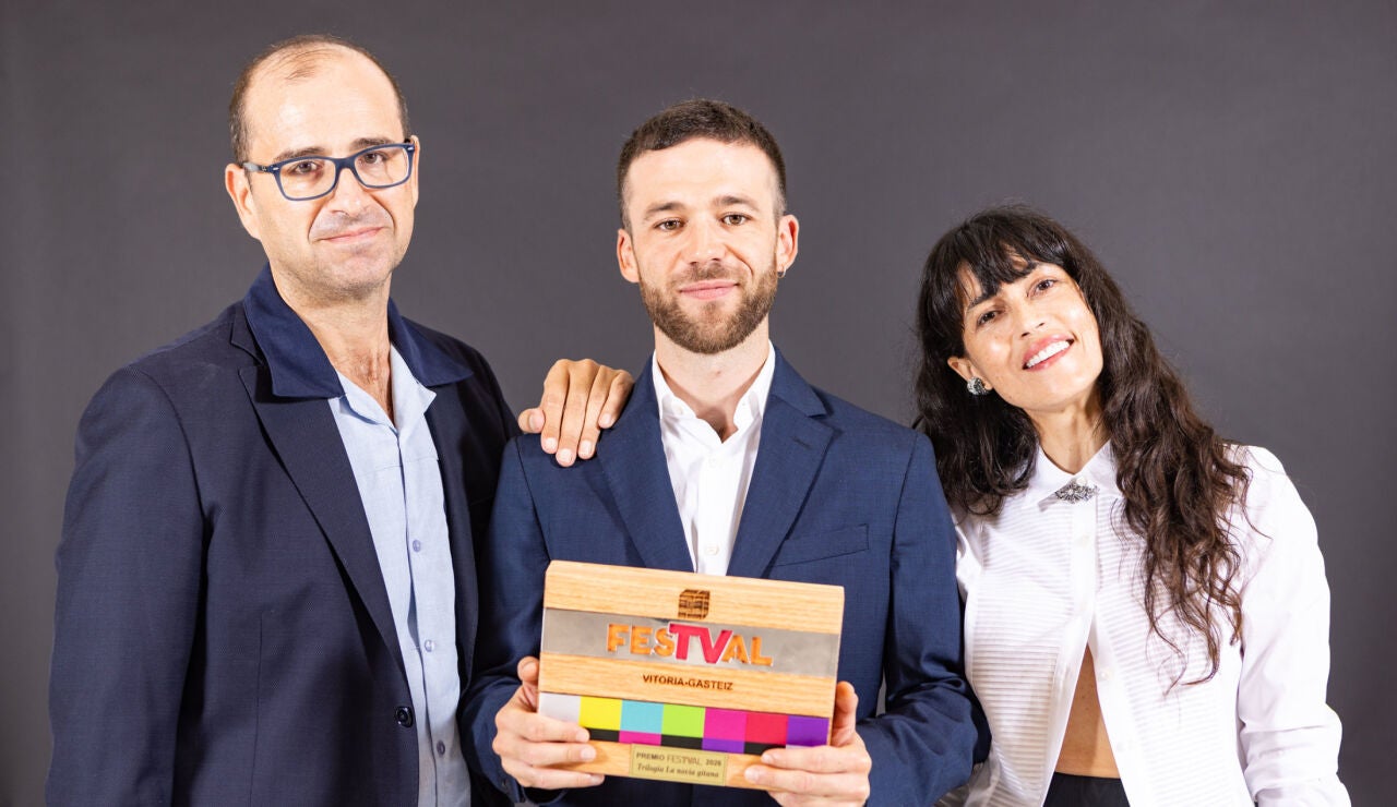 Paco Cabezas, Ignacio Montes y Nerea Barros con el premio FesTVal 2026