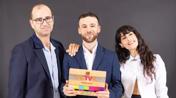 Paco Cabezas, Ignacio Montes y Nerea Barros con el premio FesTVal 2026 Paco Cabezas, Ignacio Montes y Nerea Barros con el premio FesTVal 2026