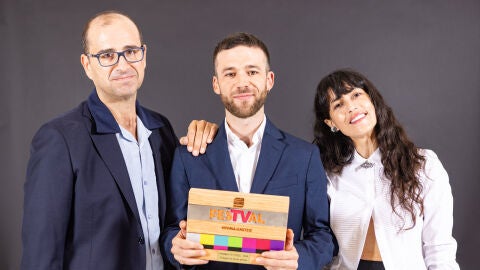 Paco Cabezas, Ignacio Montes y Nerea Barros con el premio FesTVal 2026