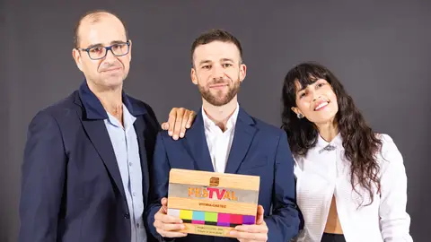 Paco Cabezas, Ignacio Montes y Nerea Barros con el premio FesTVal 2026 Paco Cabezas, Ignacio Montes y Nerea Barros con el premio FesTVal 2026
