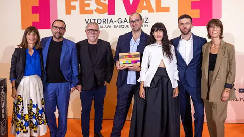 El equipo de La novia gitana con su premio en el FesTVal El equipo de La novia gitana con su premio en el FesTVal