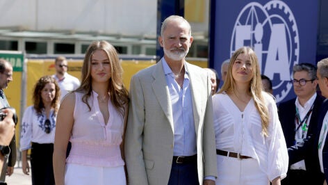 Felipe VI posa junto a sus hijas en el GP de Madrid