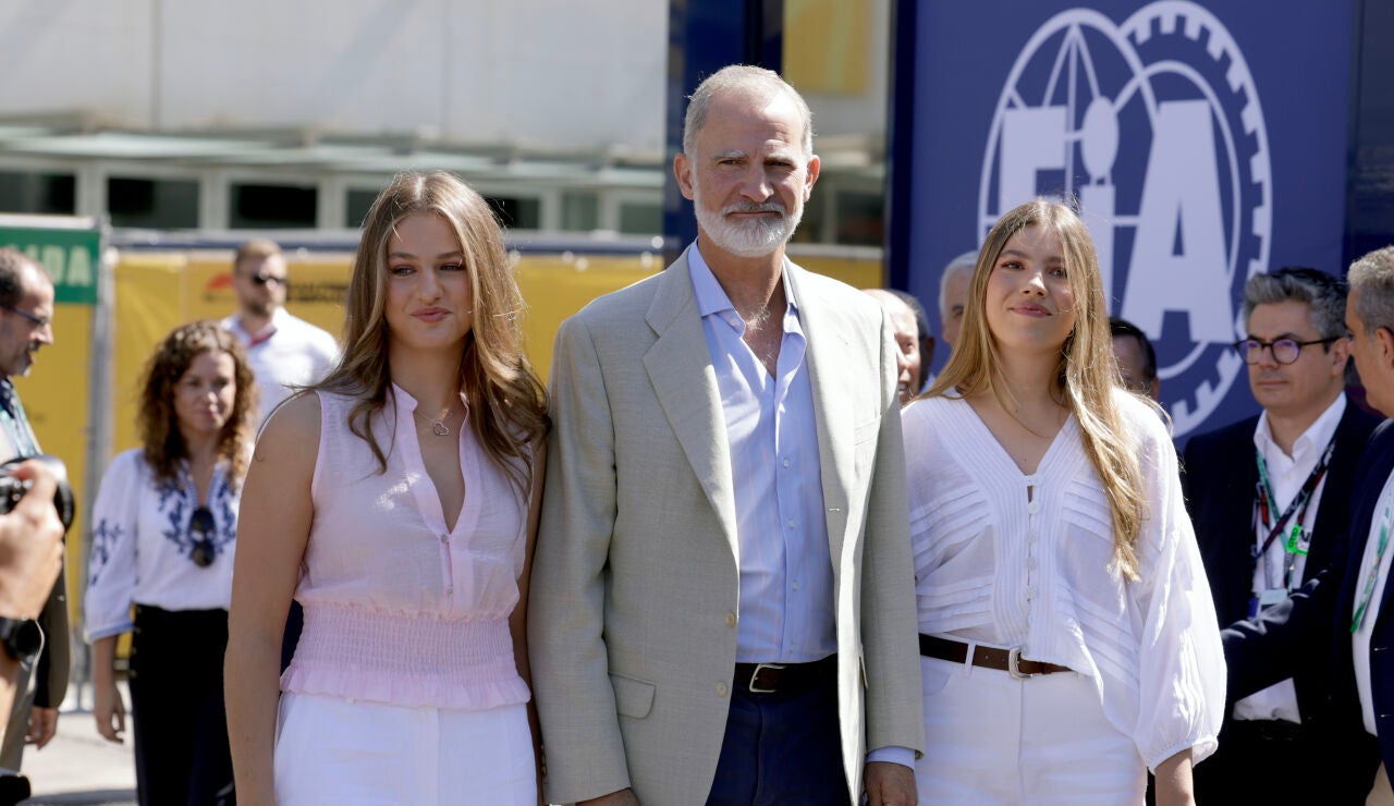Felipe VI posa junto a sus hijas en el GP de Madrid