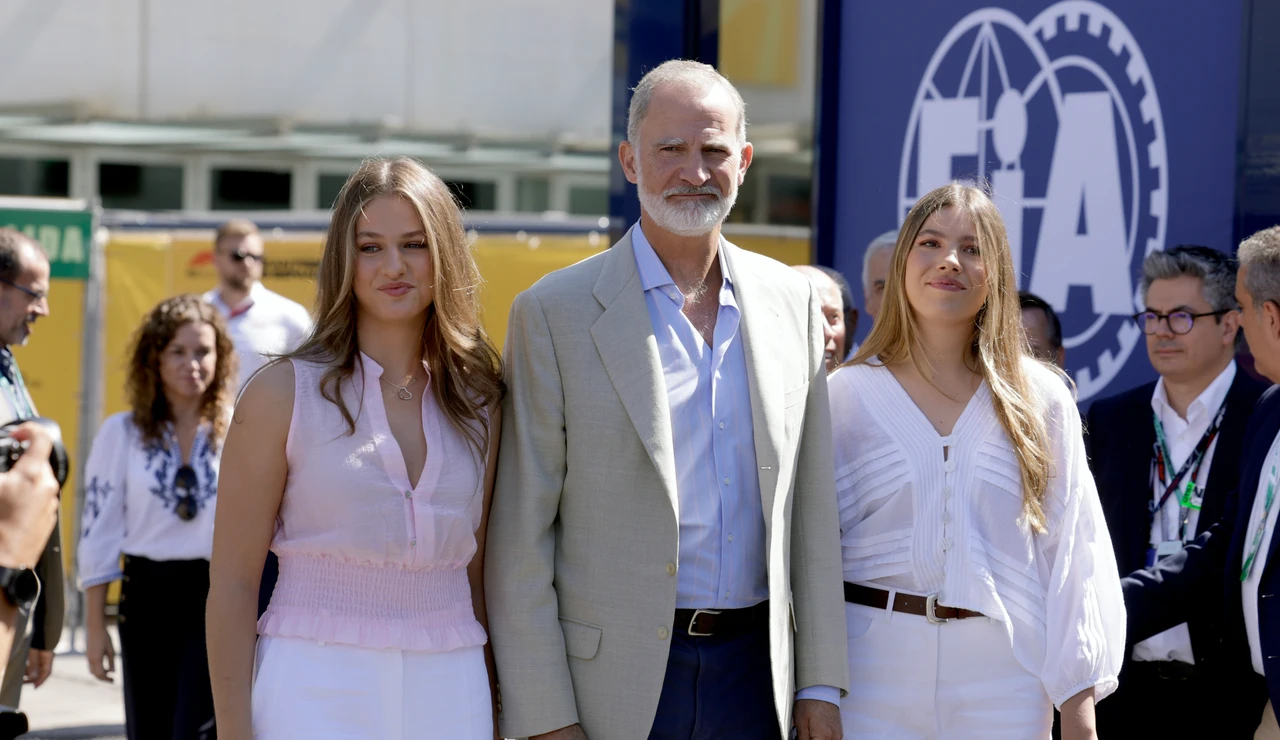 Felipe VI posa junto a sus hijas en el GP de Madrid