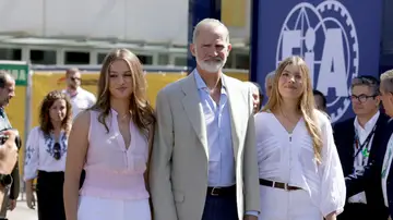 Felipe VI posa junto a sus hijas en el GP de Madrid Felipe VI posa junto a sus hijas en el GP de Madrid