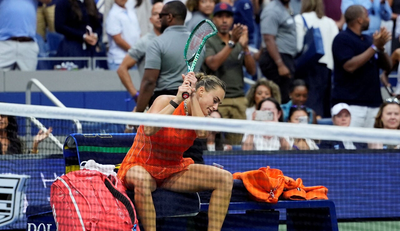 Sabalenka rompiendo la raqueta tras perder la final del US Open