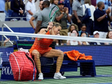 Sabalenka rompiendo la raqueta tras perder la final del US Open