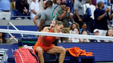 Sabalenka rompiendo la raqueta tras perder la final del US Open