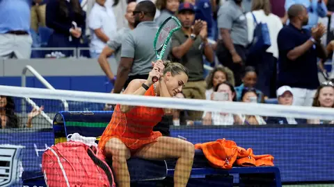Sabalenka rompiendo la raqueta tras perder la final del US Open Sabalenka rompiendo la raqueta tras perder la final del US Open