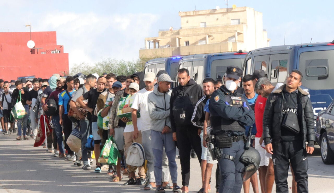 Momento del traslado de los migrantes al barrio de Los Rosales