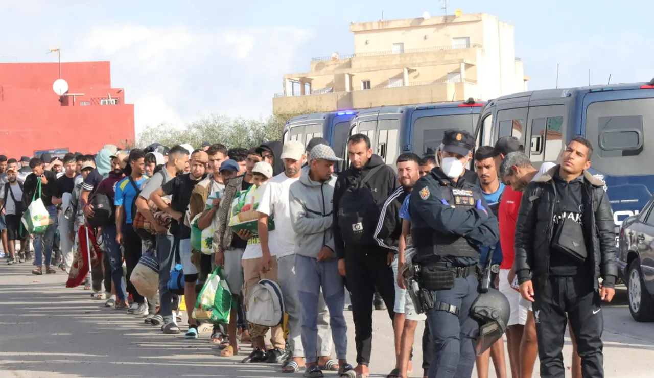 Momento del traslado de los migrantes al barrio de Los Rosales